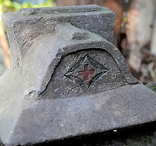 岡藩主墓地公園「おたまや公園」内にあるダイヤ十字の笠