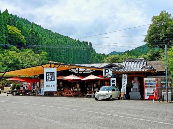 湧水茶屋と海原六神社の写真